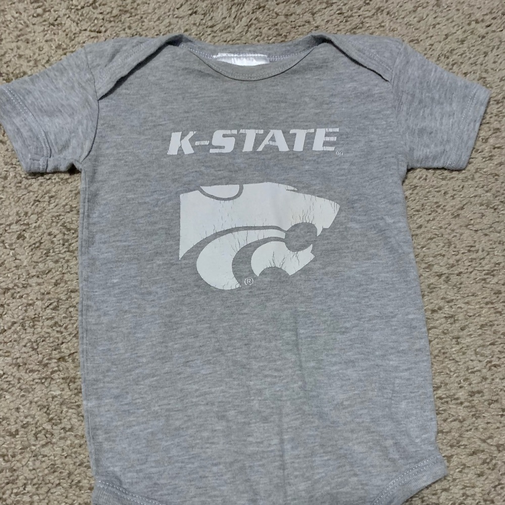 K-State bib and short-sleeve onesie